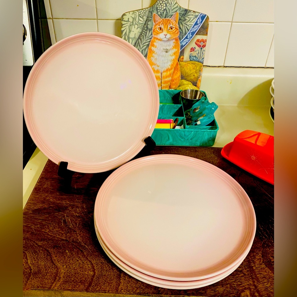 LE CREUSET 8.5 inch Salad Plates Shell Pink Set of 4